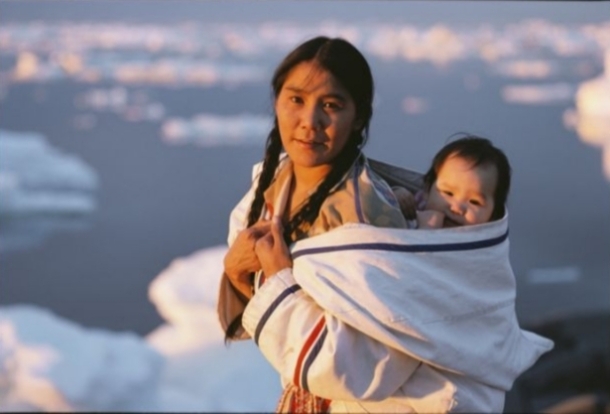 femme_inuit_avec_son_enfant_nobert_rosing_image.1261047718.jpg